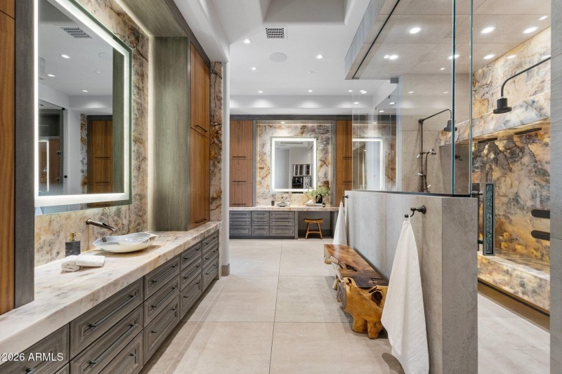 The Primary Bath Features