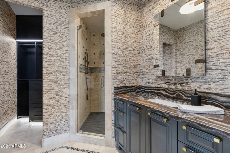 En-Suite Bath with Direct