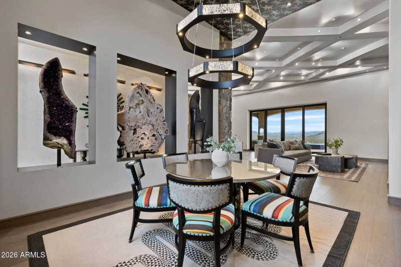 Diners Enjoy the Natural