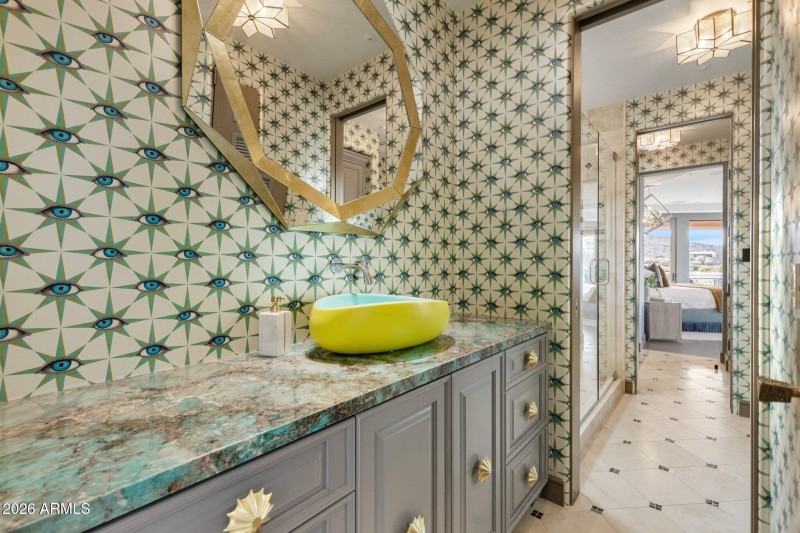 The Gaze Bath Features