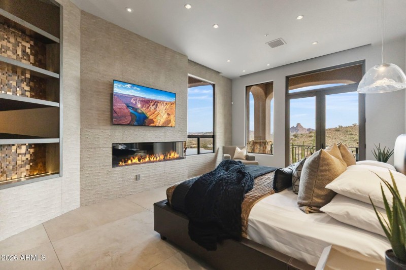 Glass Showcases Commanding