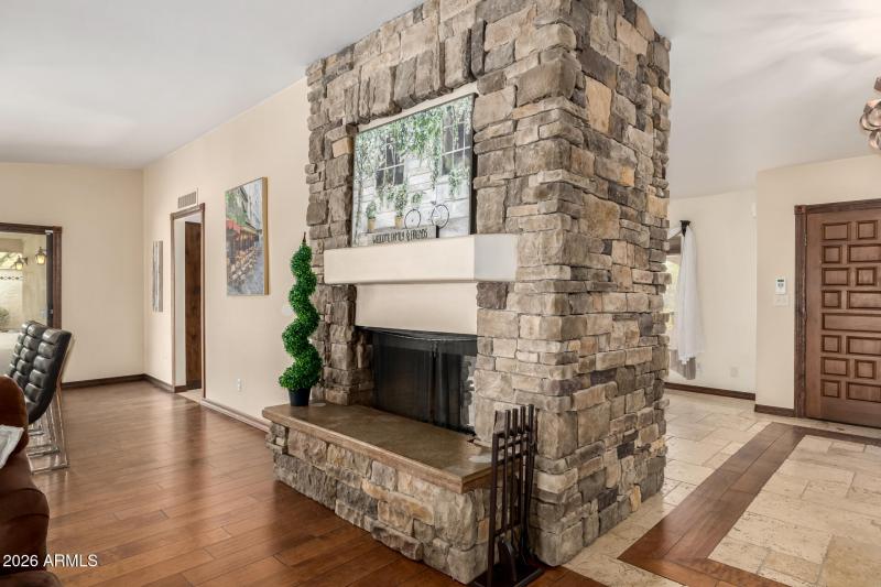 5022 E Calle De Los Flores