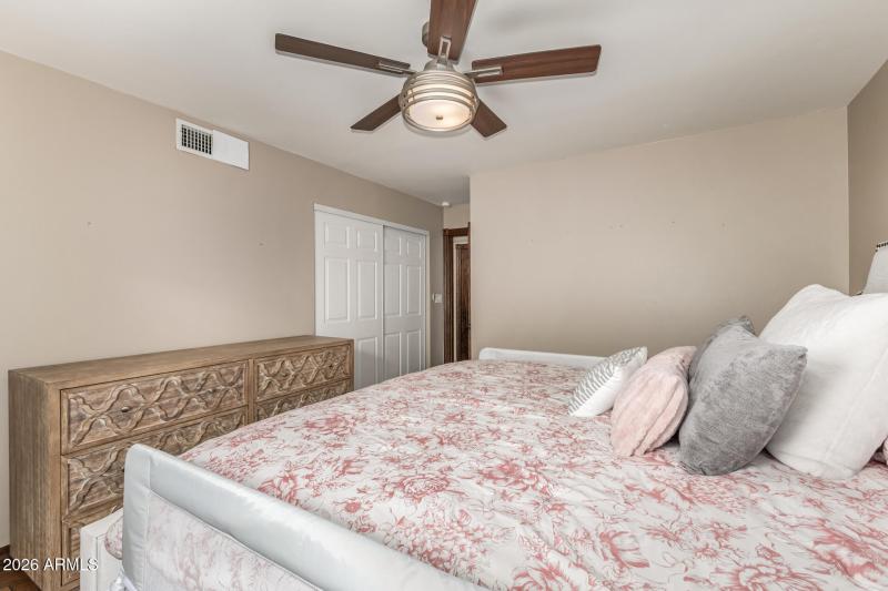 5022 E Calle De Los Flores