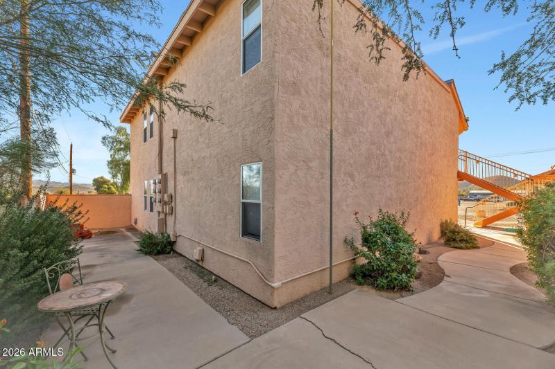 760 W Wickenburg Way-large-011-030-TOD73
