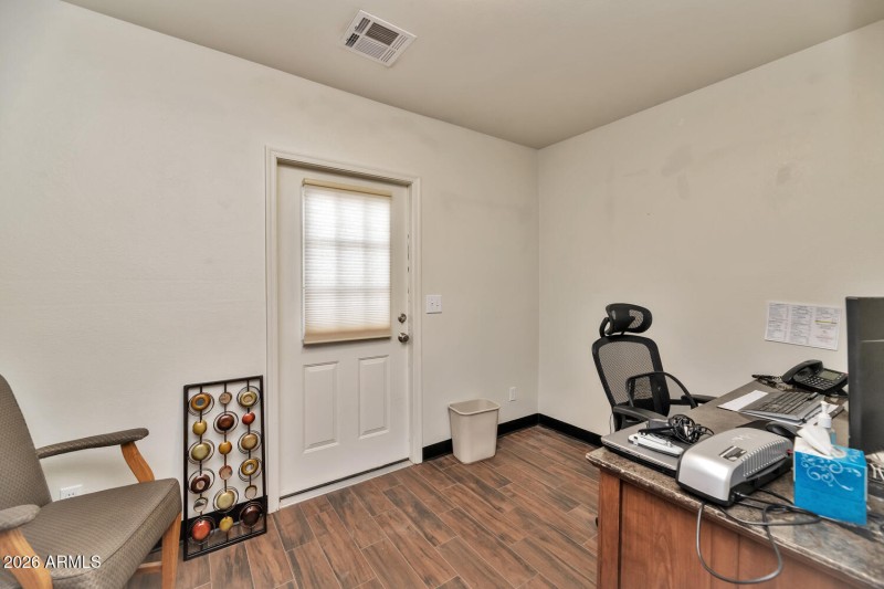 760 W Wickenburg Way-large-037-043-TOD73