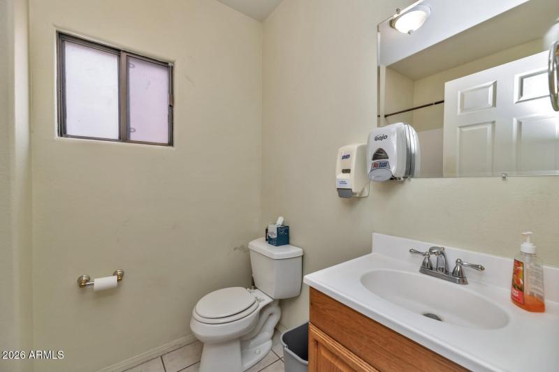 760 W Wickenburg Way-large-038-022-TOD73