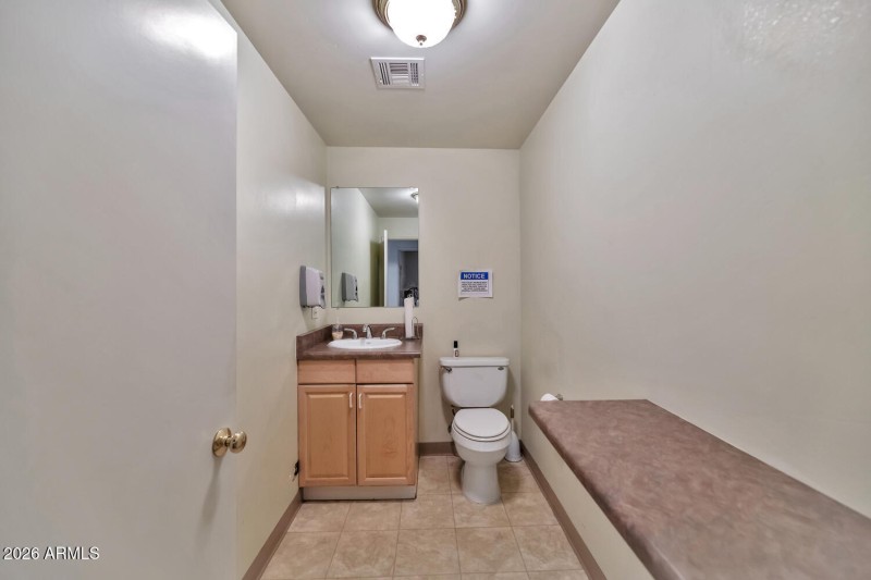 760 W Wickenburg Way-large-042-031-TOD73