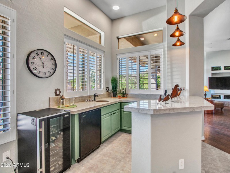 03-Kitchen-and-Wet-bar-(2)