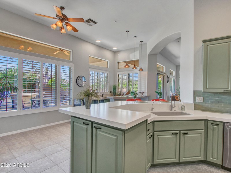 03-Kitchen-and-Wet-bar-(6)