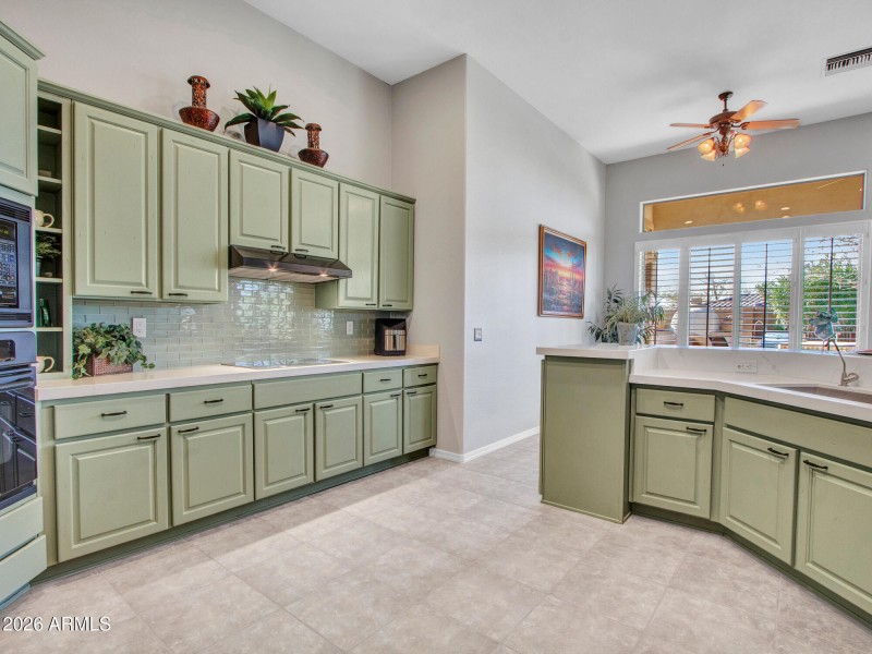 03-Kitchen-and-Wet-bar-(10)