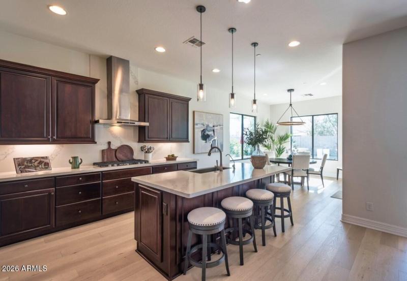 Kitchen-Island-Eat in Area