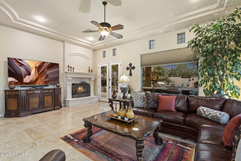 Inviting Family Room w Fireplace