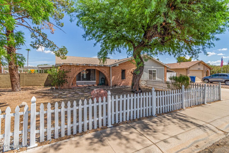 2300 E CONCORDA Dr - Front Yard