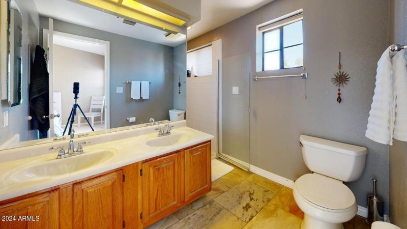 8300-E-Via-de-Ventura-2025-Bathroom