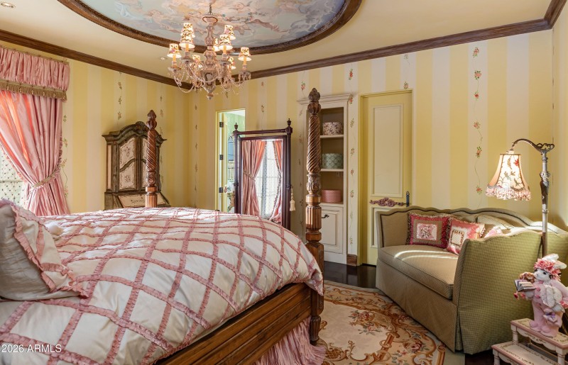 Guest Bedroom w/ En Suite