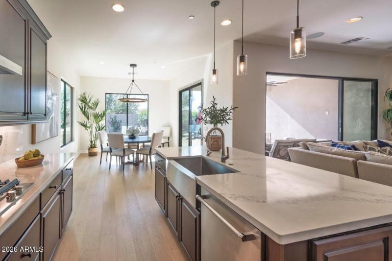 Kitchen & Eat in Area