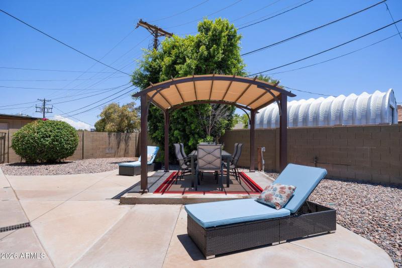 Backyard furnished 1