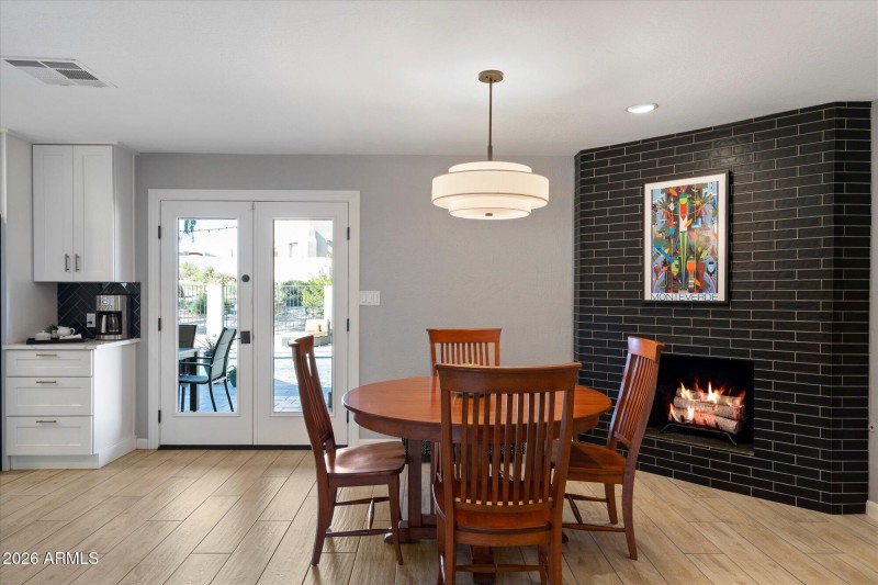 Breakfast nook or fmaily room