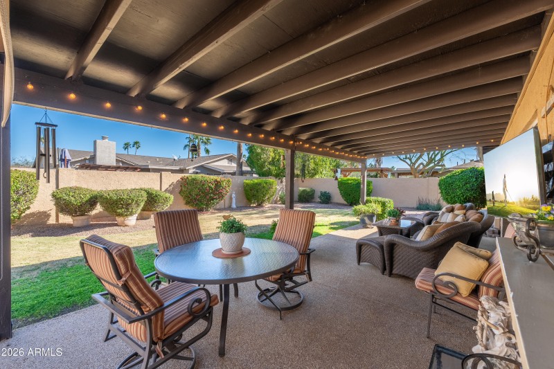 Outdoor Dining & Lounge