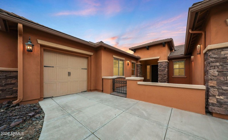 Front courtyard - Gambit