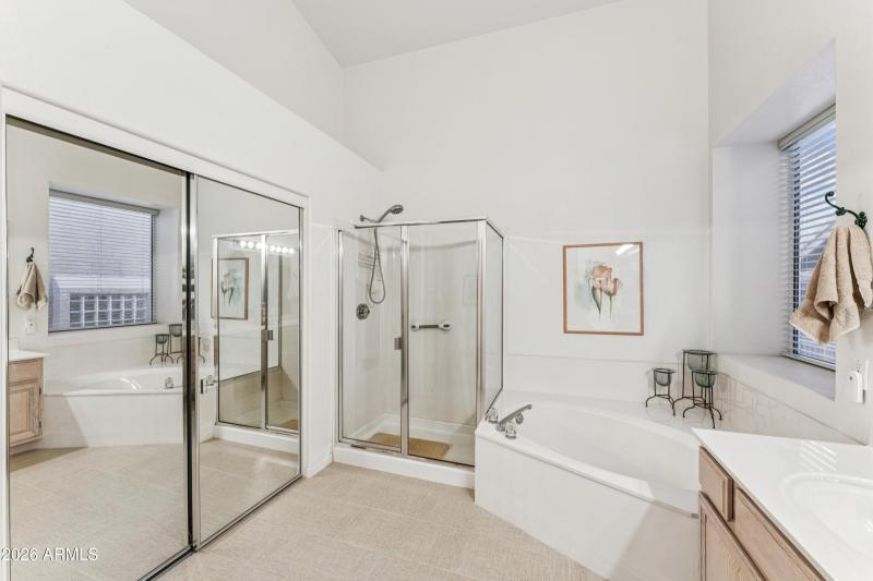 LARGE WALK-IN CLOSET