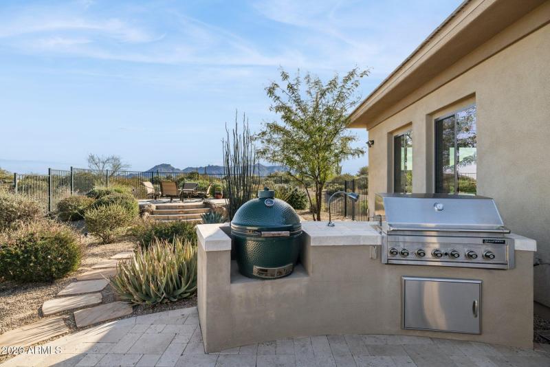 Oversized BBQ and Green Egg Grill