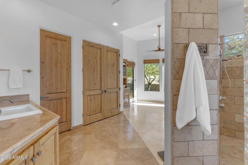 Flex space in primary bathroom