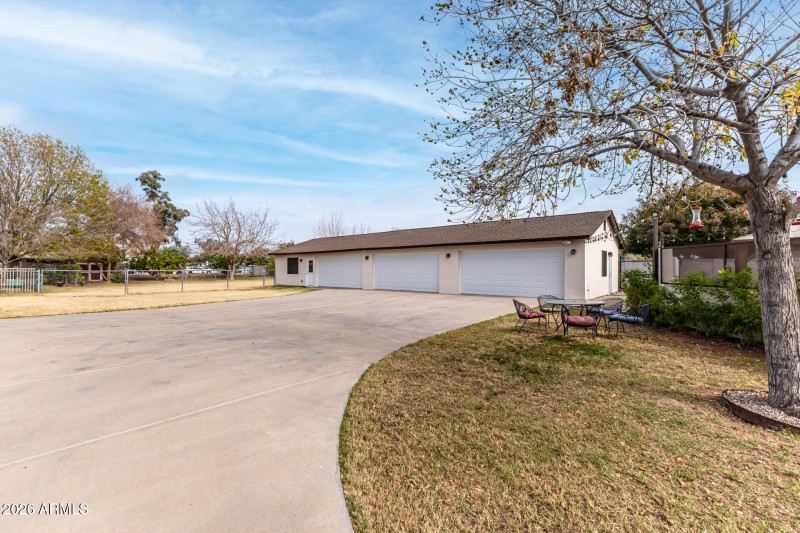 6 Car Garage/Driveway