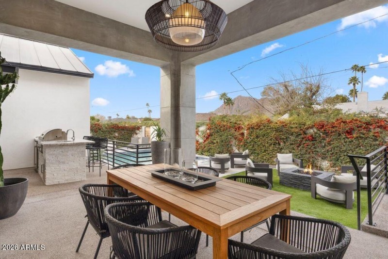 Patio & Outdoor Kitchen