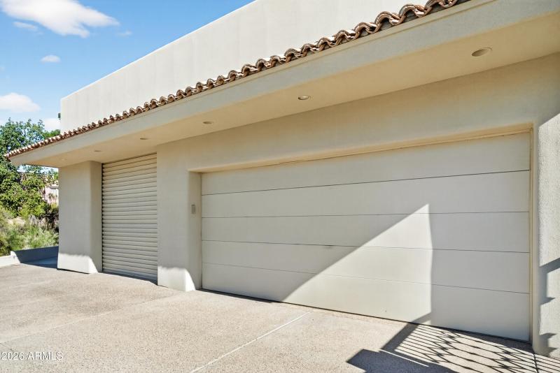 3 Car Garage w/single bay 8' Door