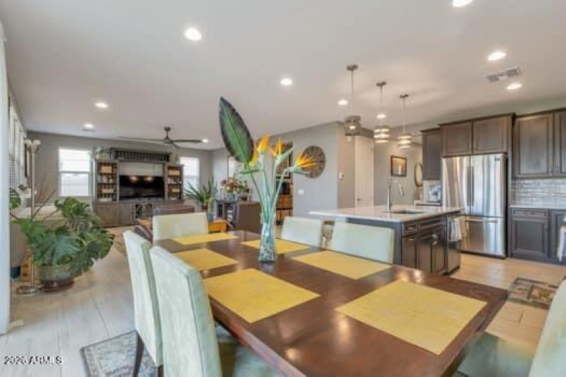 large-019c38b4-dc99-710f-820f-3ad1083a95