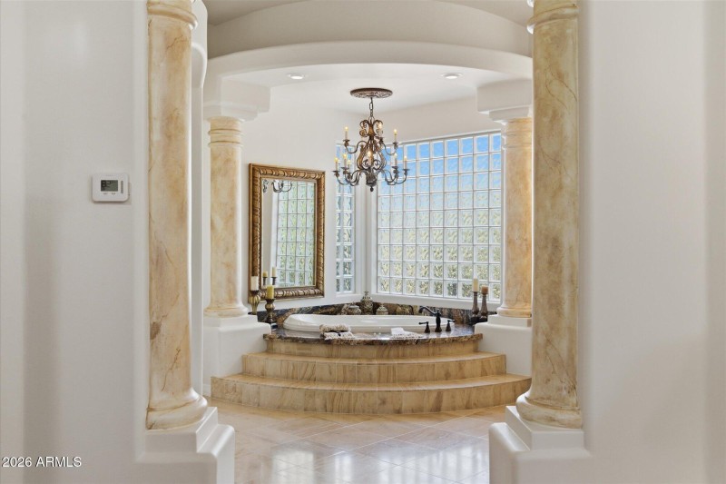 Primary Bath w Soaking Tub