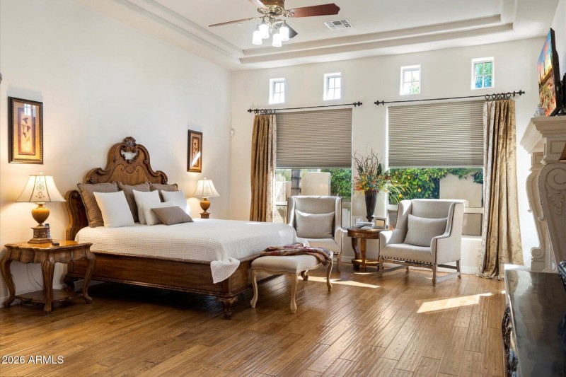 Primary Suite w Sitting Area