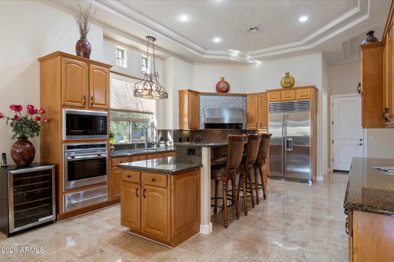 Kitchen w Bar Seating