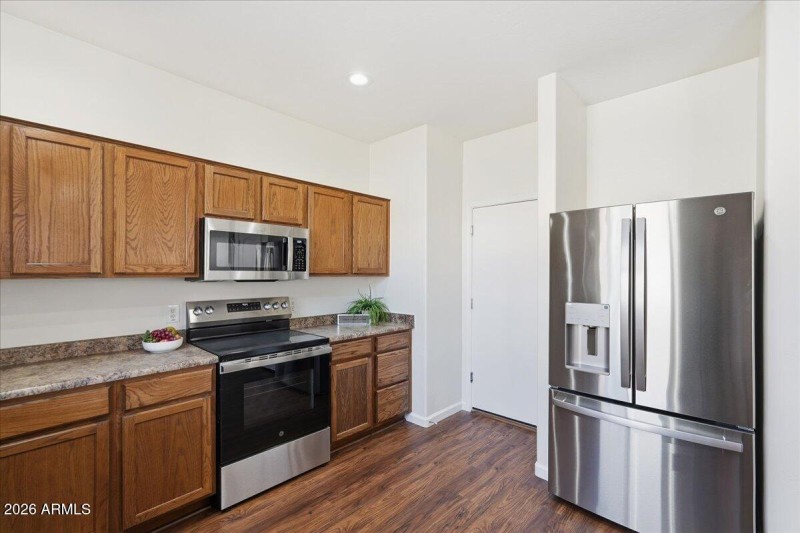 New stainless refrigerator included!