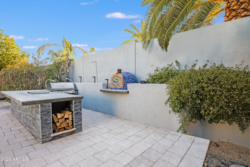 Outdoor Kitchen & Pizza Oven