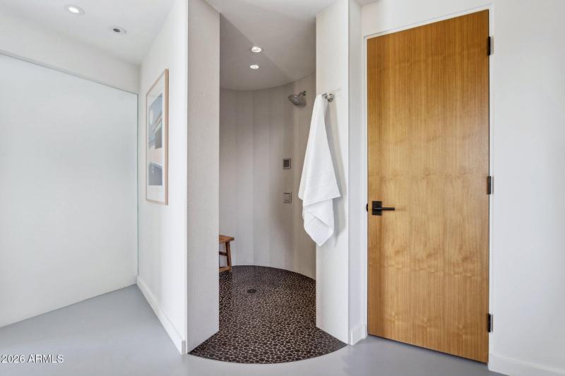 Main Level Suite Bath 4