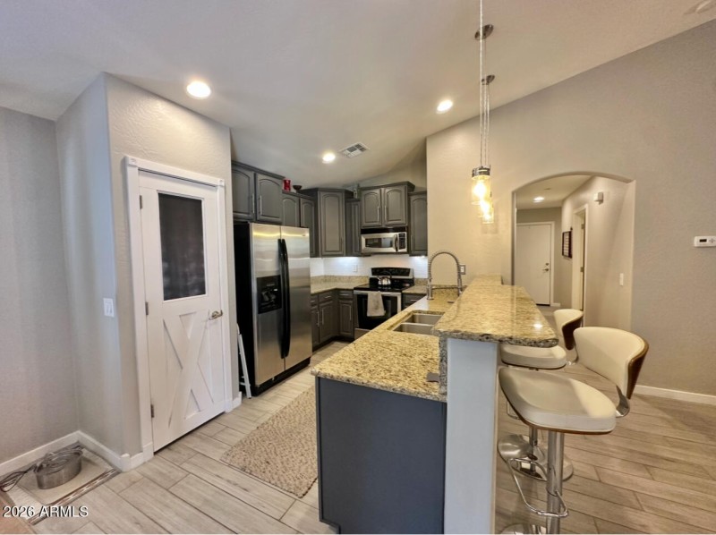 kitchen & breakfast bar