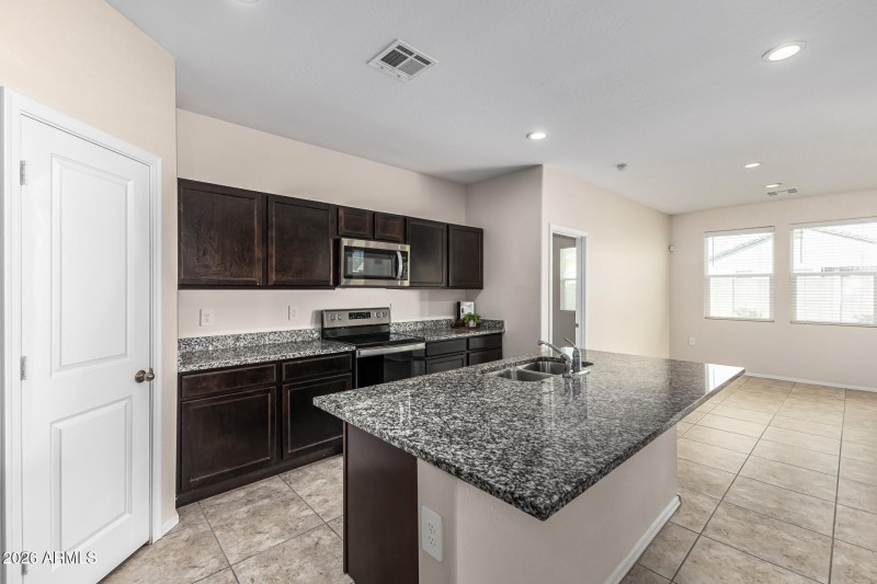 Large Breakfast Bar To Entertain