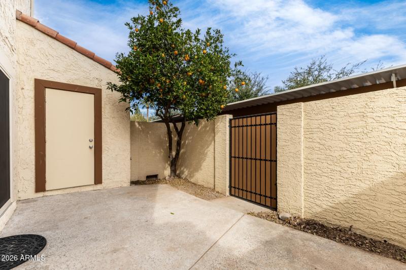 entry to laundry from pation