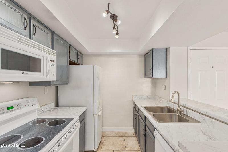 LIGHT BRIGHT KITCHEN