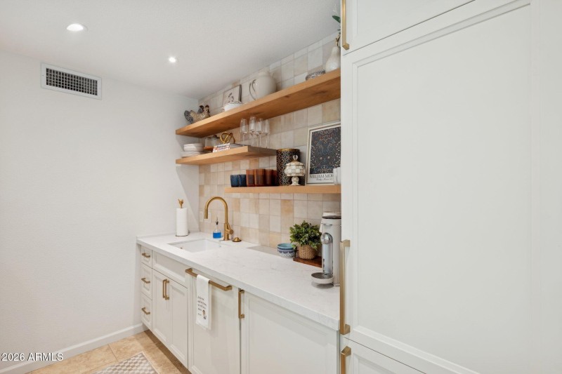 18-web-or-mls-4800-n-68th-st-162