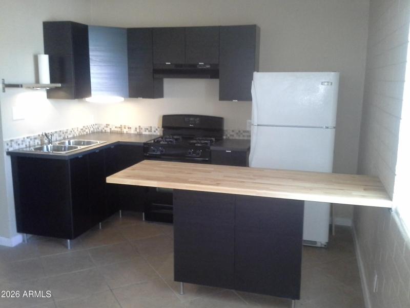 5th & Farmer kitchen 1 pic