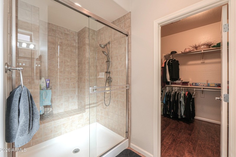 Tile shower & closet