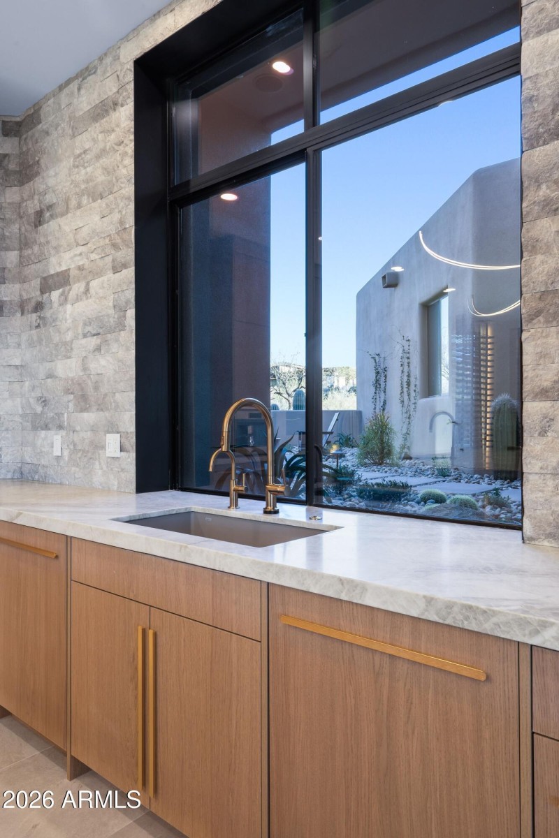 016_Front Courtyard Views