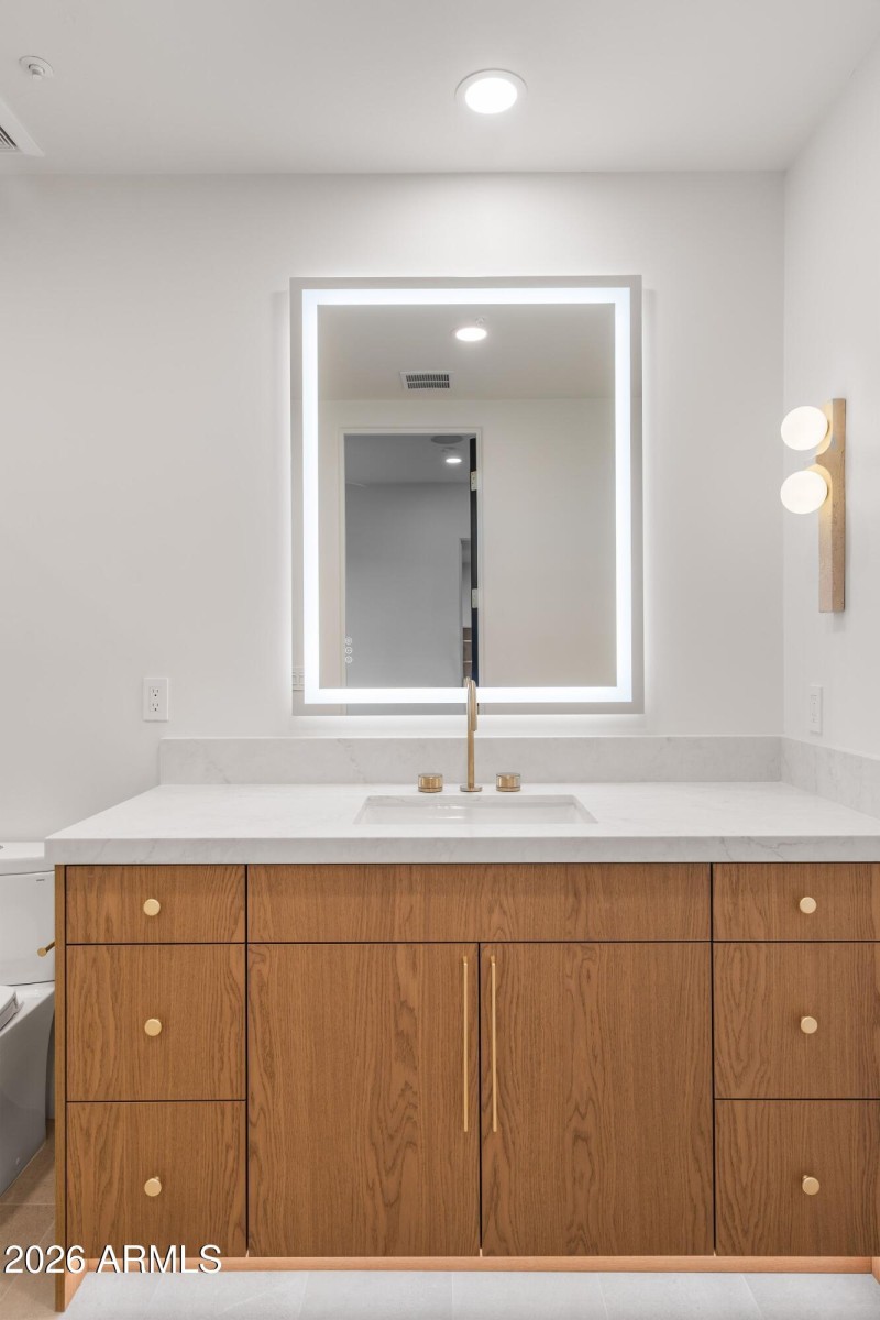 033_Ensuite 2 Vanity Glimmer