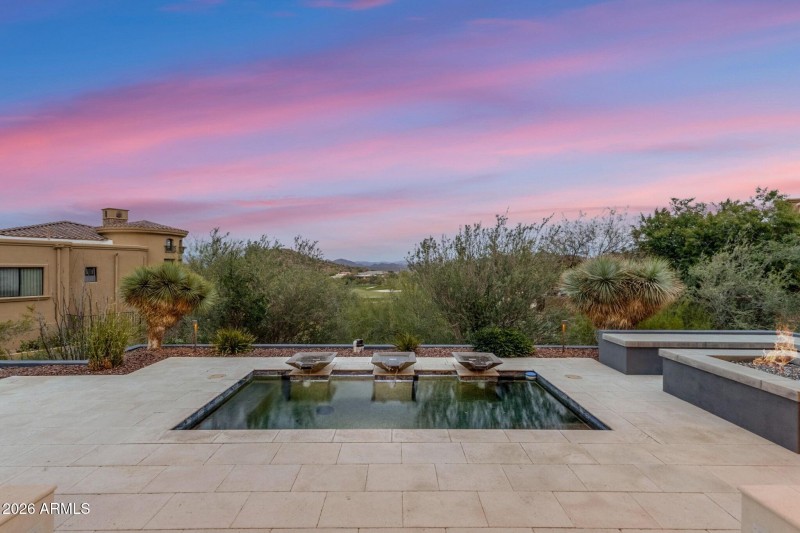 051_Pool With Water Feature