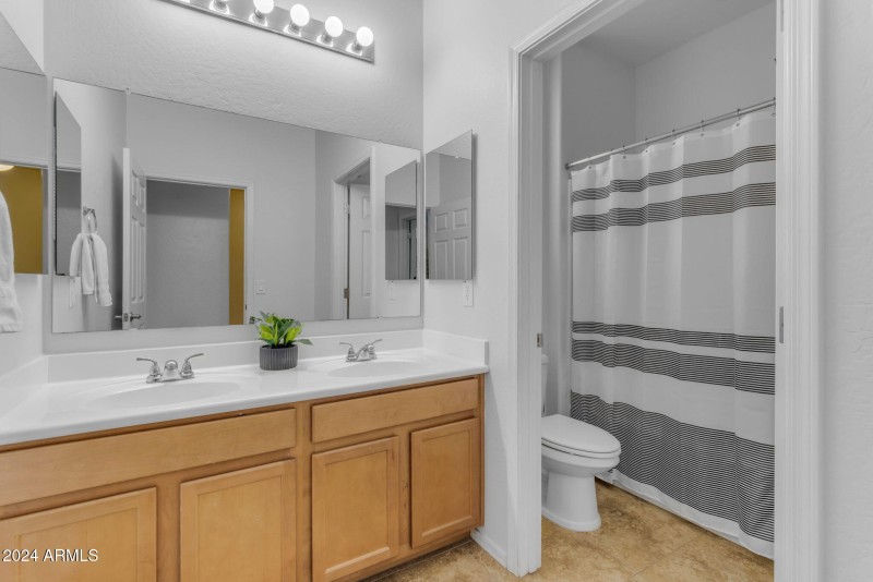 Full Bath between bedrooms