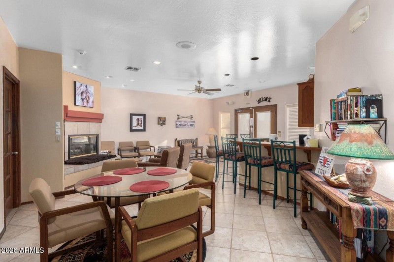 Plaza del lago clubhouse