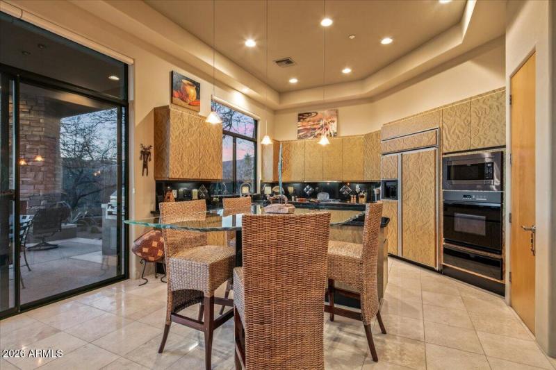 22-Spacious Kitchen w / 2 WI Pantries